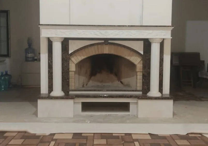 Облицовка камина мрамором Afyon White и Emperador Dark