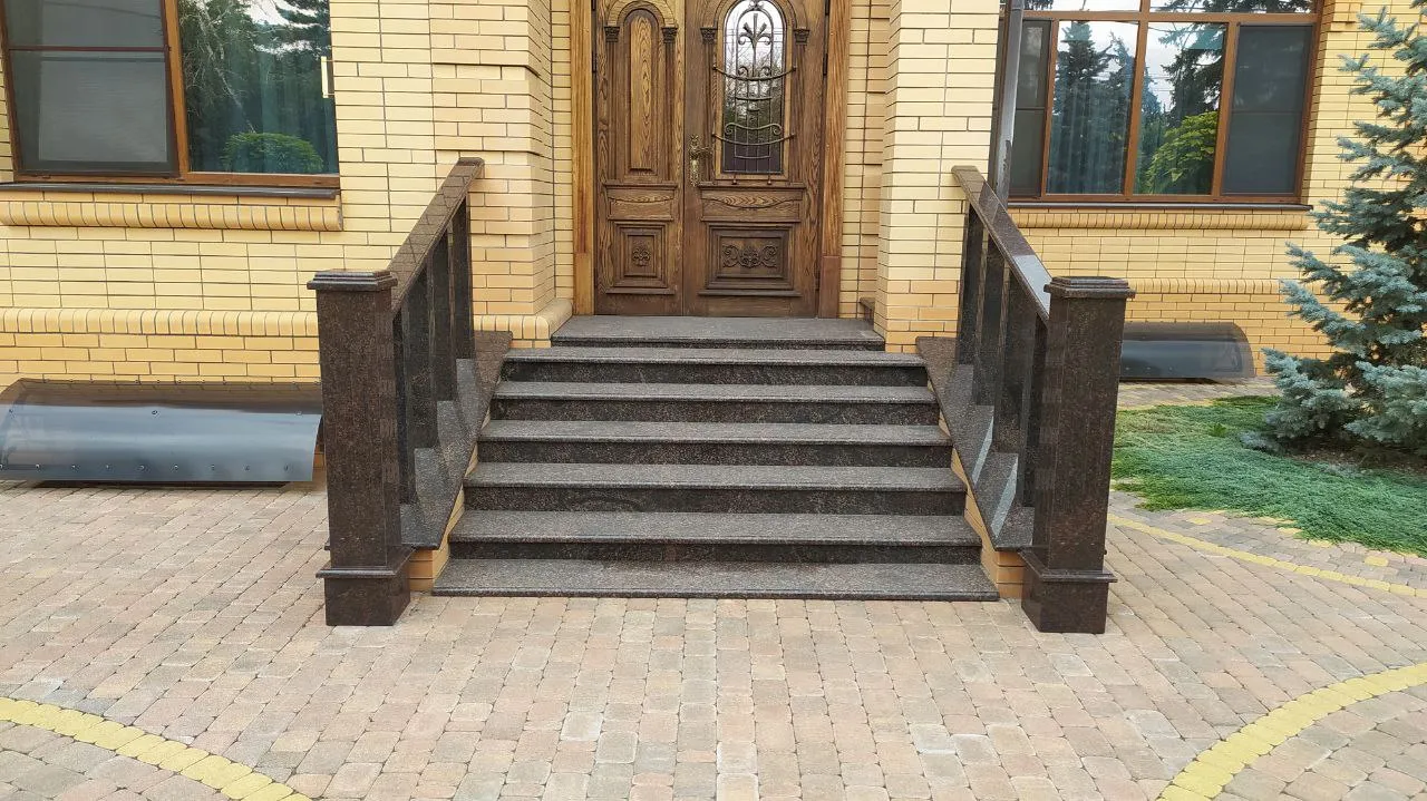Входная группа из гранита Дымовский