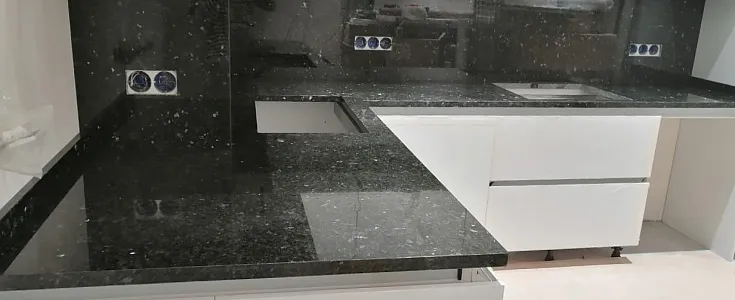 Лабрадорит Labrador Dark (Emerald Pearl)