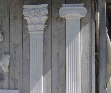 Белые колонны из мрамора с канелюрами