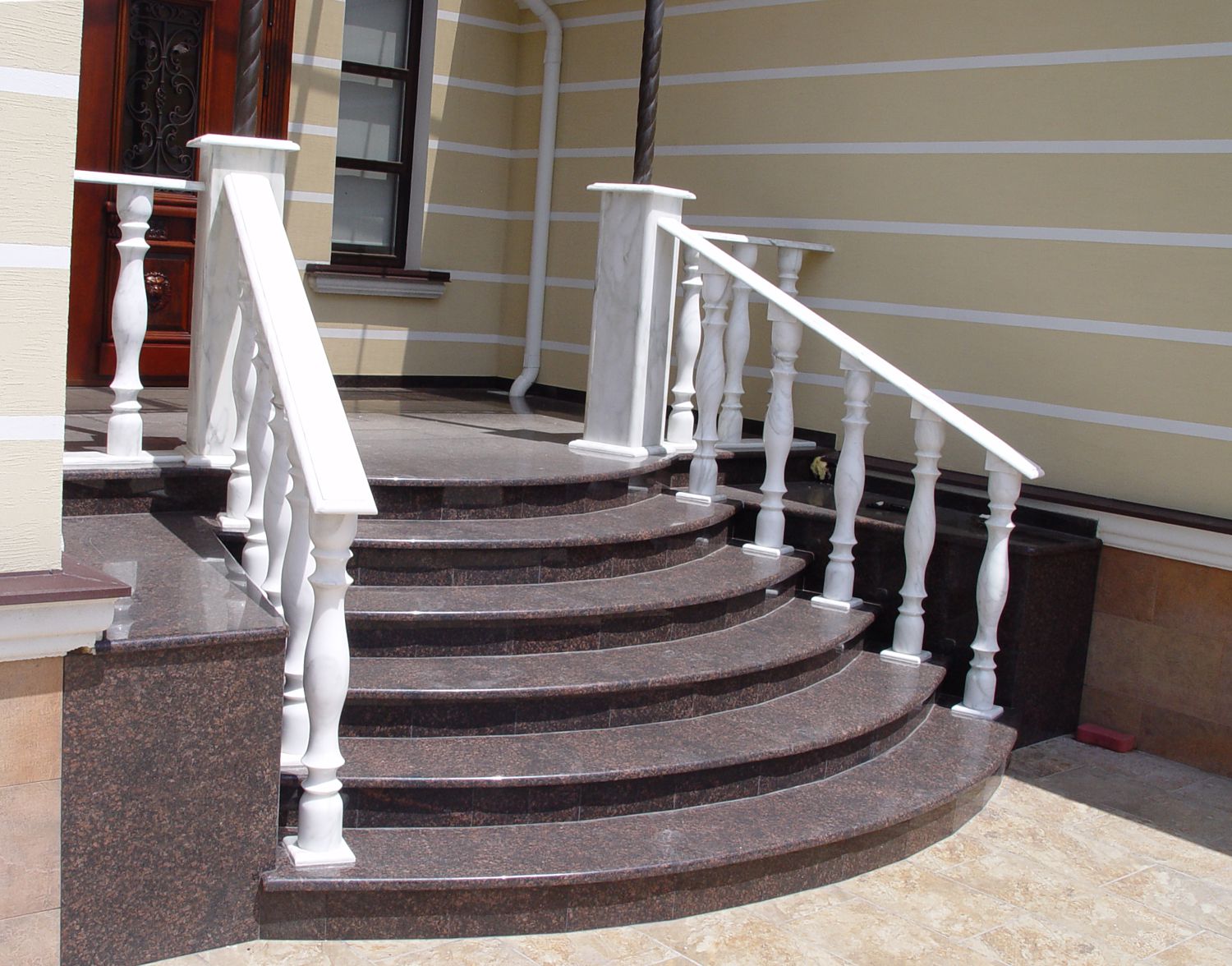Гранитная лестница с монолитно - бетонным основанием