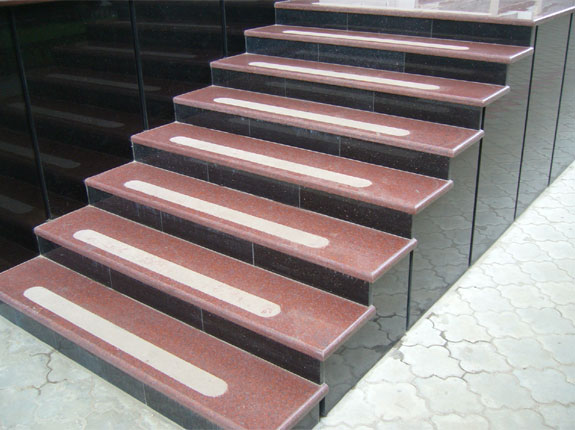 Бучардированные полосы на ступенях из гранита