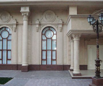 Фасад здания с каменными колоннами