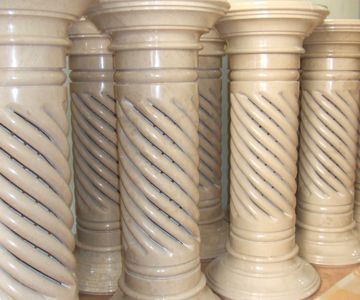Бежевые колонны со спиральной резьбой