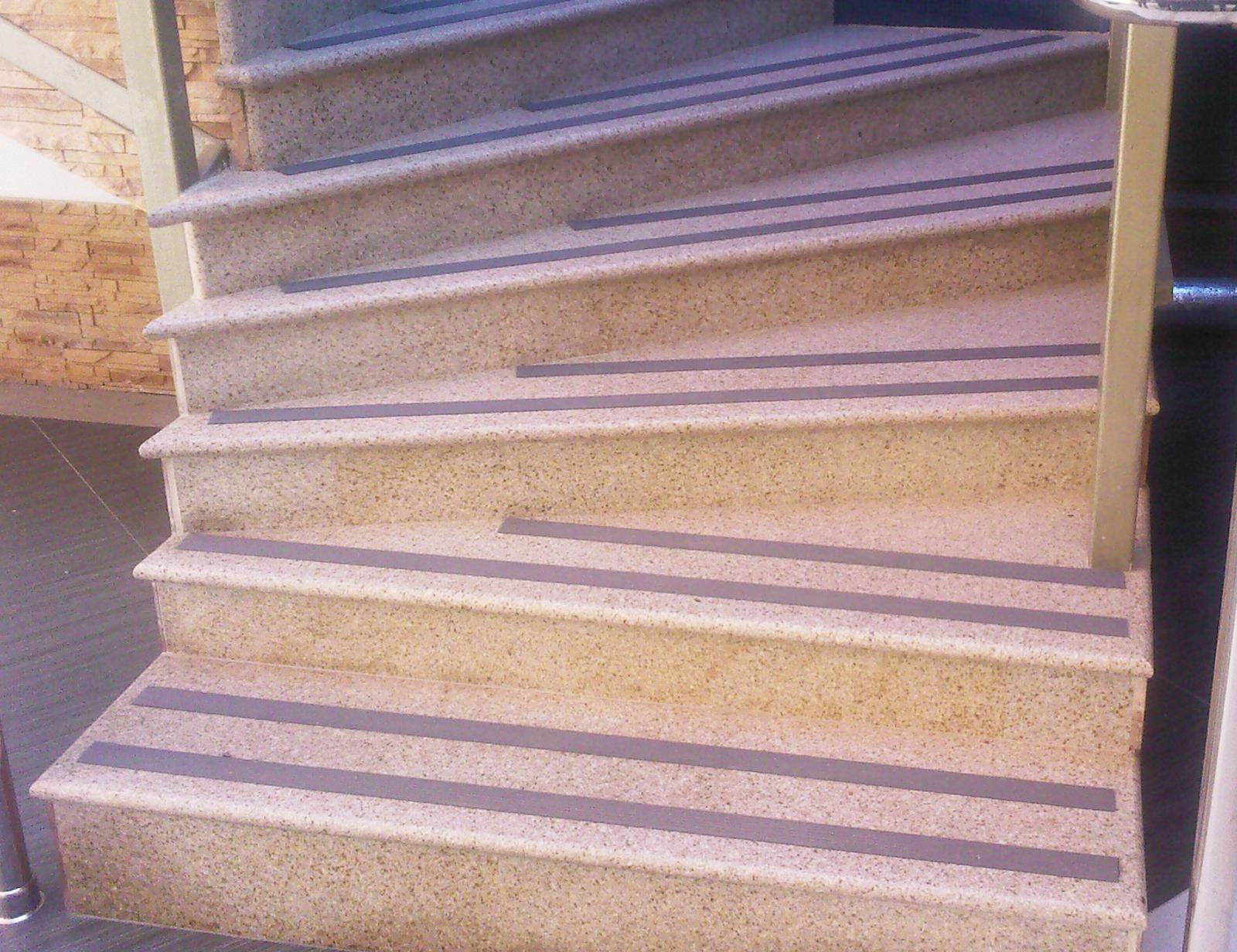 Лестница из гранита с полосами противоскольжения